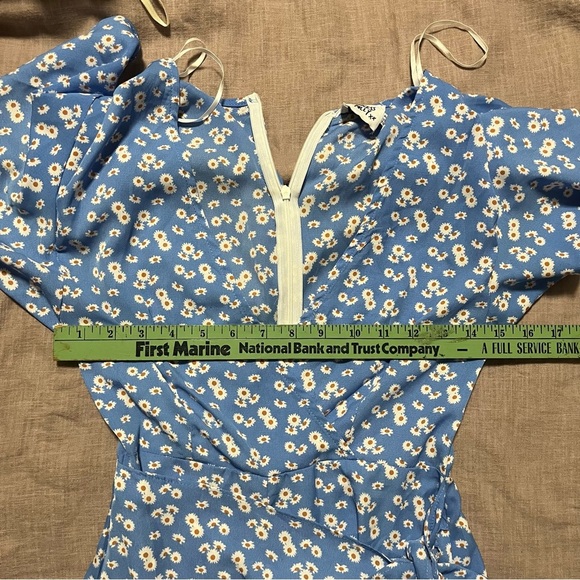 Princess Polly Daisy Floral Wrap skirt Romper Flutter Sleeve Size 2 Party Date - Picture 10 of 10